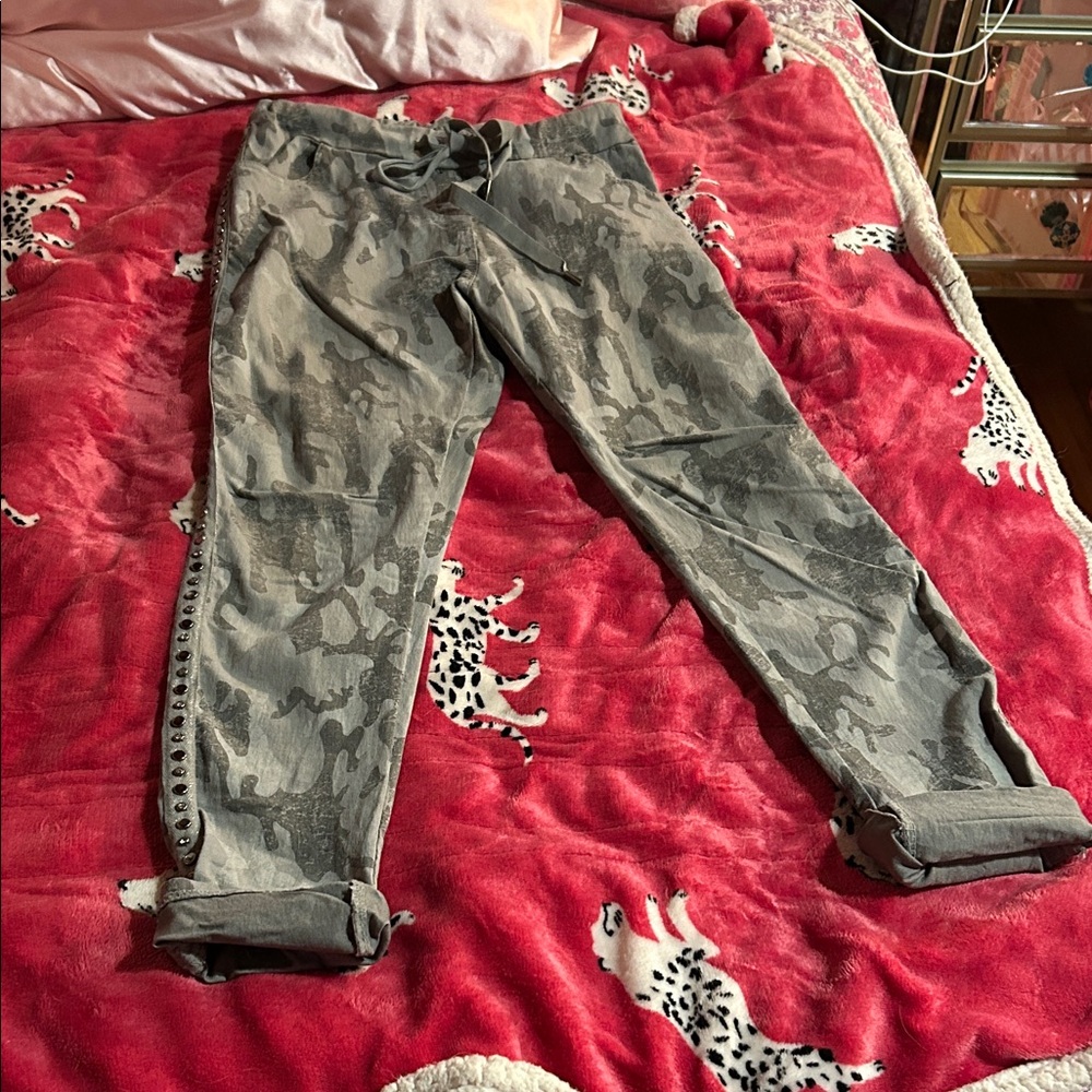 Venti6 Excellent Condition Camo Joggers, Drawstring Waist, Studded side trim S